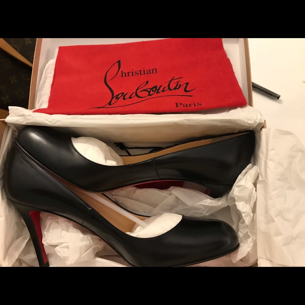 New never worn Christian Louboutin simple pump 85
